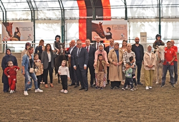 Bahçelievler Kaymakamı Dr. Mehmet Boztepe At'la Terapi Merkezi'ni ziyaret etti