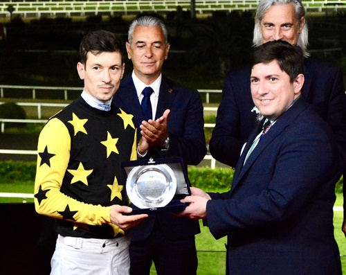 Chiroyli hamshiralar bilan jinsiy aloqa Geylar poyezdga oxshab sikishadi