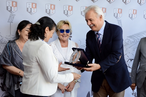 Mukammal figurali fotosuratga ega yalangoch qiz Osiyo ayol uning mushuk ishqalab