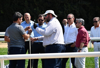 İzmir Hipodromu'ndaki çim pist üzerine toplantı gerçekleştirildi