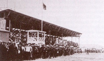 1909 yılının 19 Nisan günü yapılan İzmir yarışları izleyici sayısının çokluğu ile dikkati çekiyor.